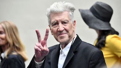 Продали вещи Дэвида Линча: фанаты едва не подрались за сценарии, кофеварку и красное режиссерское кресло