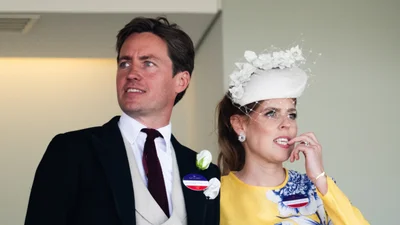 Принцессу Беатрис подловили за страстным поцелуем с мужем в королевской ложе - пошла против всех правил