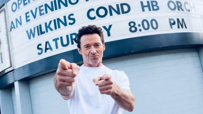 Это очень смешно: Хью Джекман залез в машину незнакомца, когда убегал от фанатов