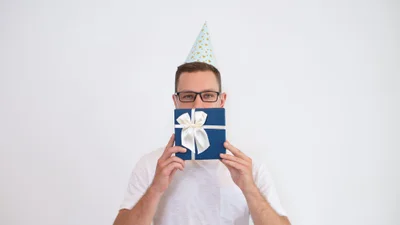 Именины Ивана: прикольные поздравления и открытки для крутых парней