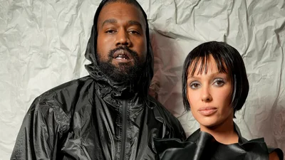 Б’янка Цензорі з’явилася в прозорому топі та мікрошортах на прогулянці з Каньє Вестом - у мережі порівнюють її з Кім Кардашян