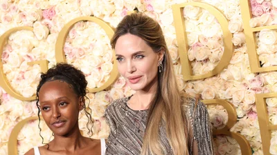 Дочь Джоли и Питта вышла на прогулку с парнем в парных луках – фанаты еще больше заговорили о помолвке