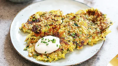 Ніжні, м’якенькі та неймовірно ситні: готуємо оладки з кабачків і картоплі