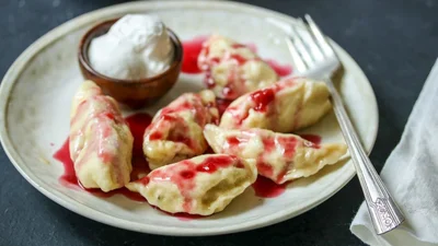 Угощение по-украински: нежные вареники с вишней на заварном тесте