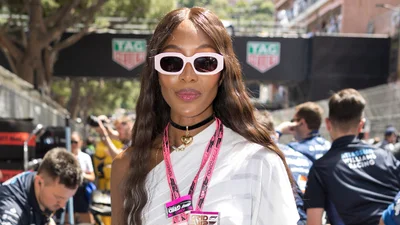 Наомі Кемпбелл приміряла кежуел-дует: білосніжна сукня та кросівки в ретро-стилі