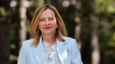 Долой скучную классику: Джорджа Мелони в топе с цветами и жакете с золотыми пуговицами на саммите G7