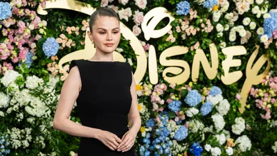 Забудь про босоніжки, бо Селена Гомес показала, як носити чоботи на підборах цього літа