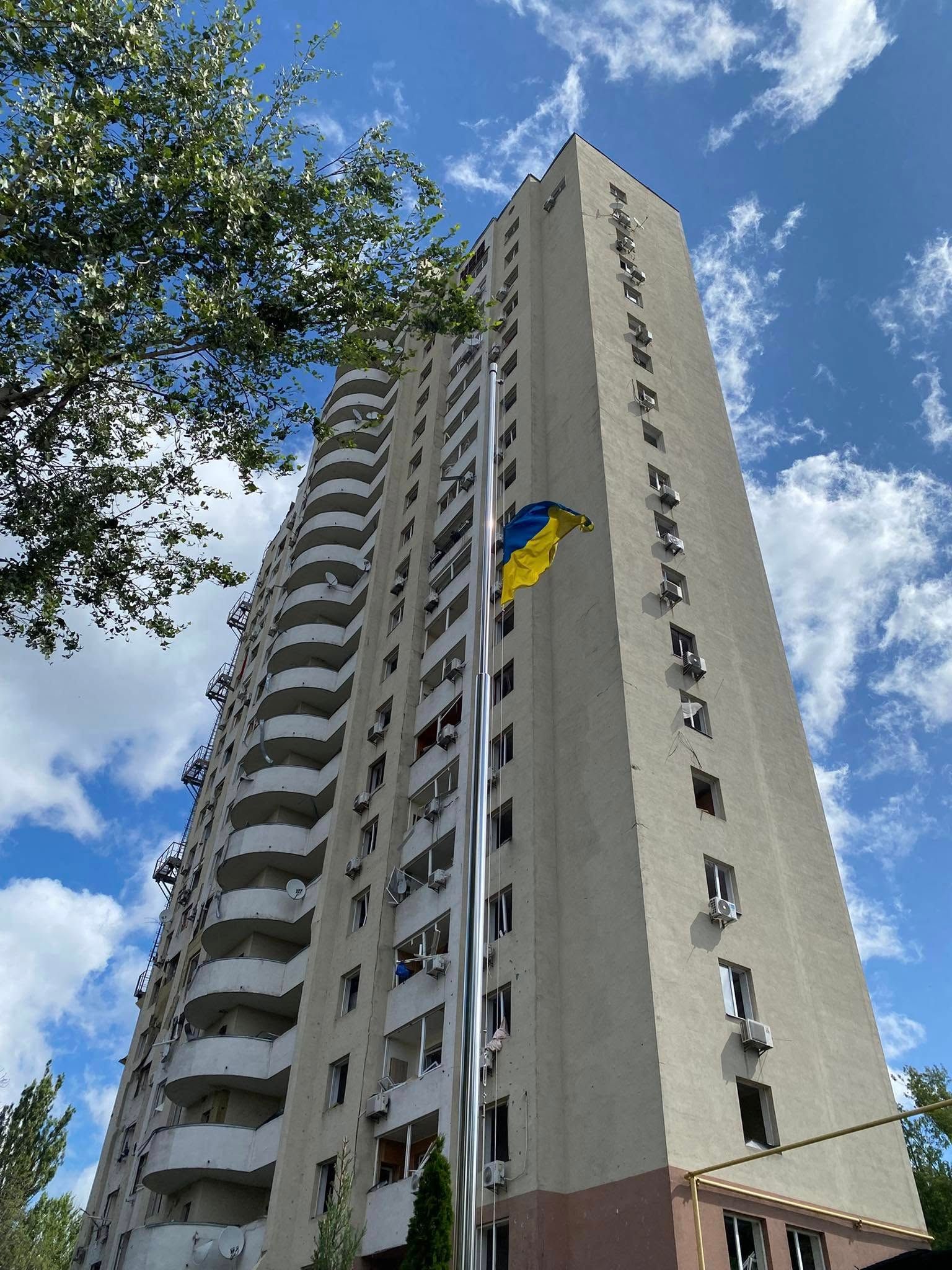 Ракета изуродовала квартиру режиссера, которая сняла фильм о Голодоморе – но флаг выстоял - 733916 Ракета изуродовала квартиру режиссера, которая сняла фильм о Голодоморе – но флаг выстоял - фото 733916