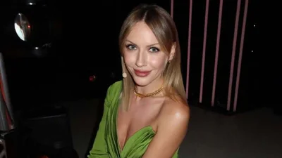 Леся Нікітюк у коротенькій нічній сорочці вразила фігурою через 9 днів після пологів - ніби й не була вагітною