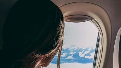 Одежда и аксессуары, которые не стоит надевать в самолет: стилист предложила альтернативы