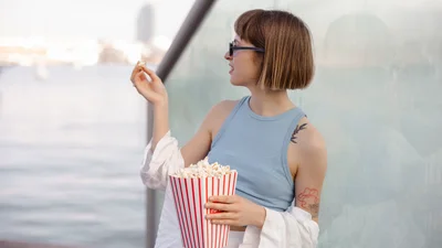 Лучшие летние сериалы на вечер: 5 сокровищ для отдыха после жары