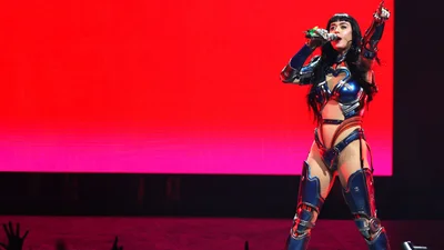 Кэти Перри отправила Лабубу в нокаут на глазах тысячной публики - певице не понравился подарок от фана