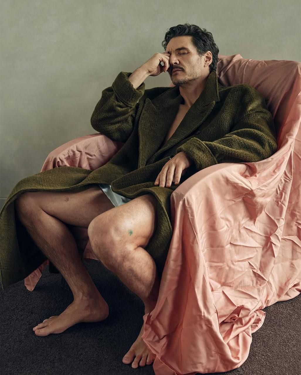 Педро Паскаль зробив гарячу фотосесію для Vanity Fair  - фото 734480