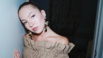 Вже затьмарює маму: 22-річна донька Кейт Мосс показала соски у прозорій кофтинці