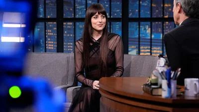 Как у Леди Ди: Дакота Джонсон надела "голое" платье мести