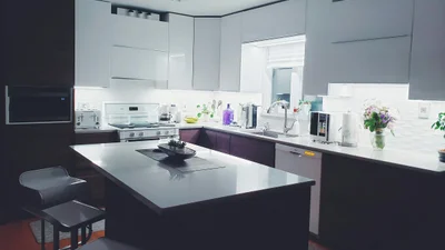 Кухня, де майже не треба прибирати: 5 дизайнерських рішень для економії часу