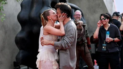 Актер Джонатан Бейли прокомментировал поцелуи со Скарлетт Йоханссон на красной дорожке