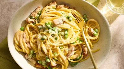 Паста з зеленим горошком і беконом у вершковому соусі – вишукана вечеря за 15 хвилин