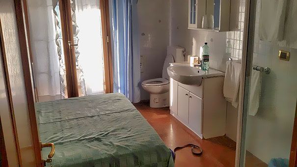 Забетоновані вікна, туалет посеред кімнати та інші фейли готельних номерів, які просто зводять з розуму - 734993 Забетоновані вікна, туалет посеред кімнати та інші фейли готельних номерів, які просто зводять з розуму - фото 734993