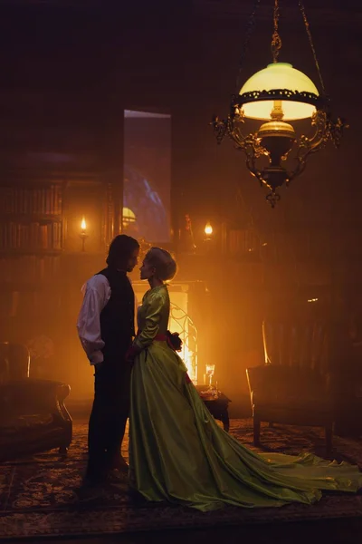 Анасы мен әпкесі бар үштік онлайн