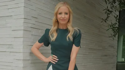 Звезда "Баффи" на яхте похвасталась длинными ножками: ты не поверишь, что ей 48