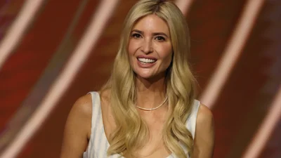 Иванка Трамп выбрала цветочное мини-платье на первый день свадьбы Безоса - и затмила невесту