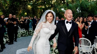 Трехдневное празднование, звездные гости и свадебное платье от Dolce & Gabbana: Лорен Санчес и Джефф Безос поженились