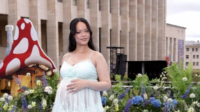 Беременная Рианна показала животик в прозрачном образе: певица в очередной раз доказала, что беременность – не повод прятать фигуру