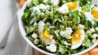 Салат із горошком, яйцем і фетою – рецепт з легкою заправкою