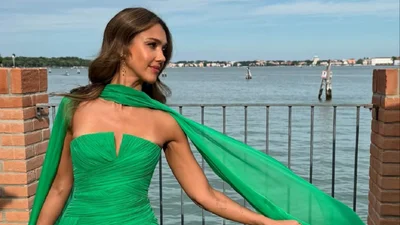 Джессика Альба посетила свадьбу Безоса и Санчес со своей 17-летней дочерью: они просто как близняшки