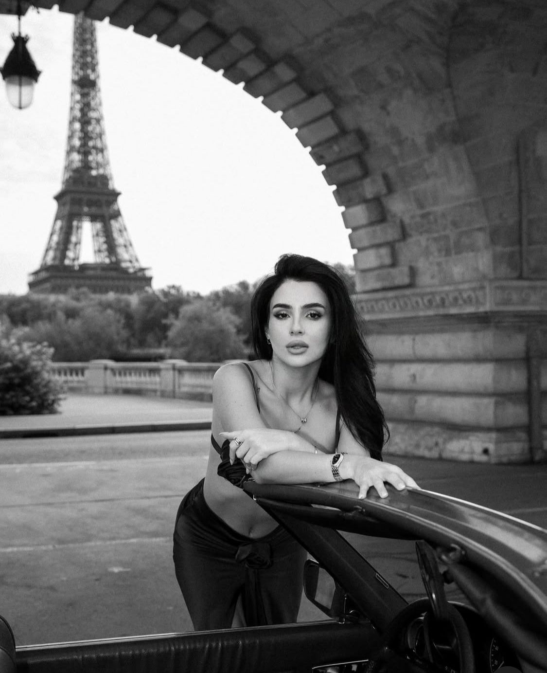 Затьмарила всіх француженок: Аня Трінчер епатувала гарячим фотосетом на тлі Ейфелевої вежі - фото 736140