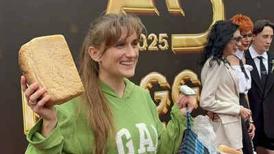 Толстовка, гумові капці й Жигулі: Даша Євтух вразила всіх на блогерській премії