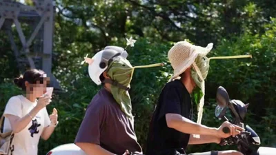 Китайский тренд рассмешил сеть: молодежь цепляет на лицо гигантские листья