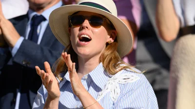 Принцесса Беатрис в костюме в классическую летнюю полоску: здесь и жемчужины, и стразы