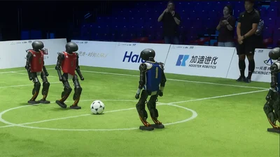 Вперше у світі відбувся футбольний турнір за участю роботів-гуманоїдів: вони грали без операторів