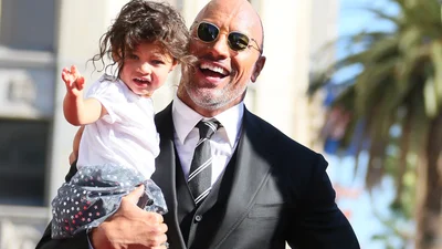 Это ооочень мило: дочери Дуэйна Джонсона сделали папе эффектный макияж