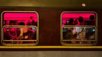 Проводник Укрзализныци станцевал зажигательный танец и завирусился в TikTok