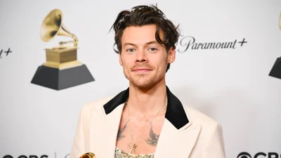 Гарри Стайлс поцеловался с новой девушкой на фестивале, и вот кто она такая