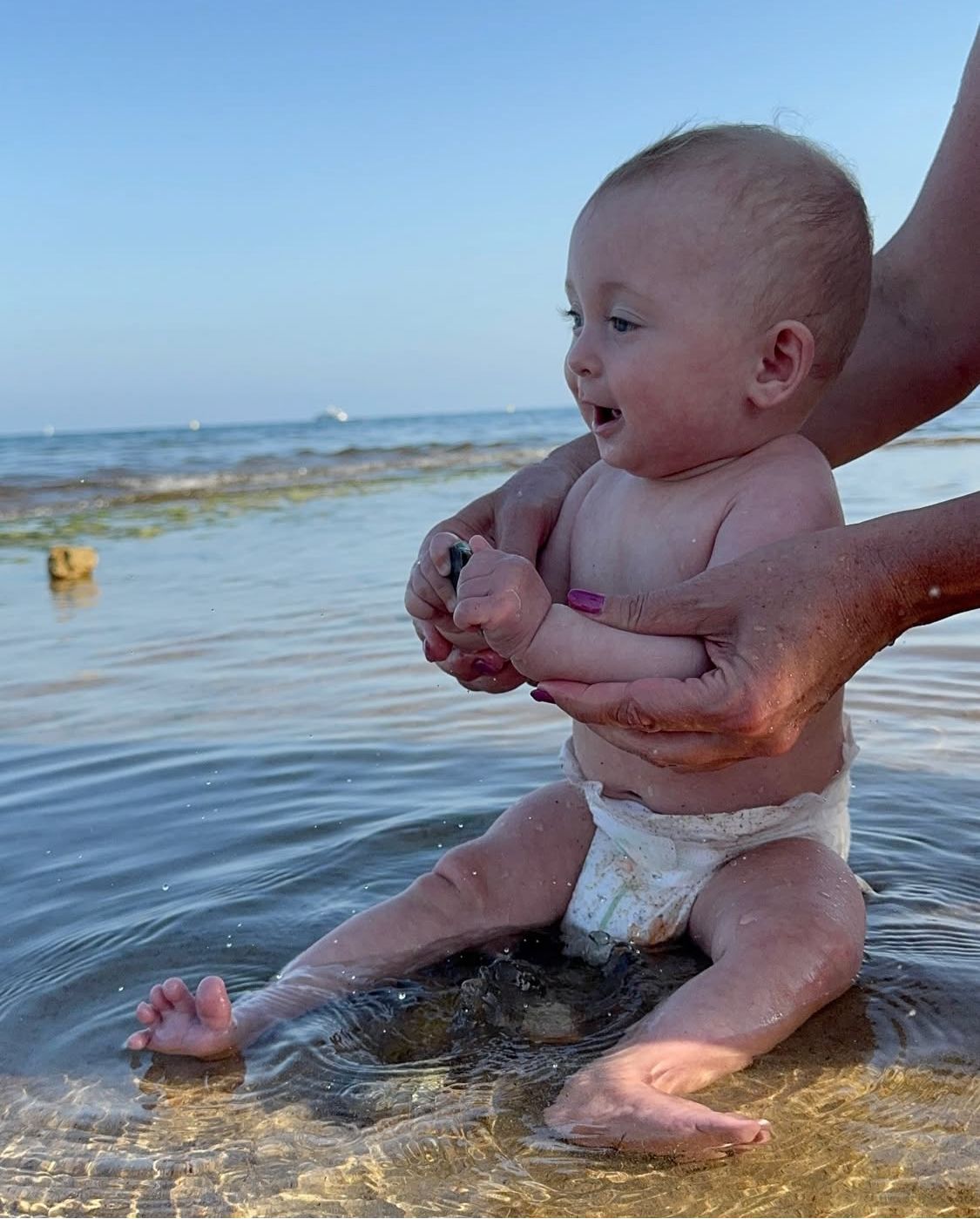 Перше море: Ліза Глінська відвезла донечок на відпочинок - фото 736583