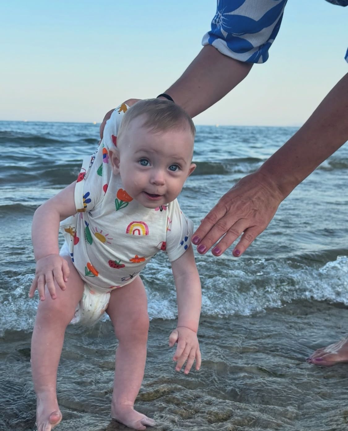 Перше море: Ліза Глінська відвезла донечок на відпочинок - фото 736585