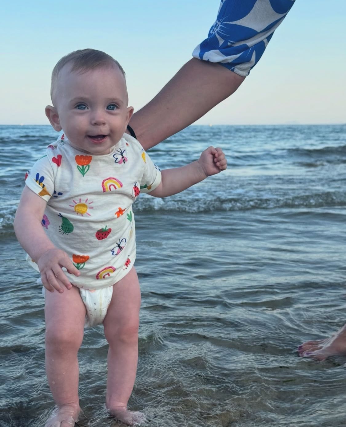 Перше море: Ліза Глінська відвезла донечок на відпочинок - фото 736589