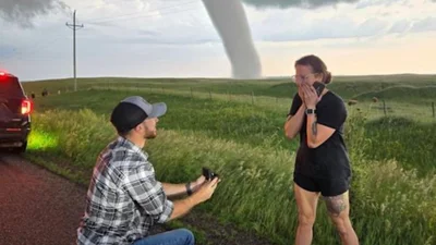 Мир такого еще не видел: парень сделал предложение любимой рядом с опасным торнадо