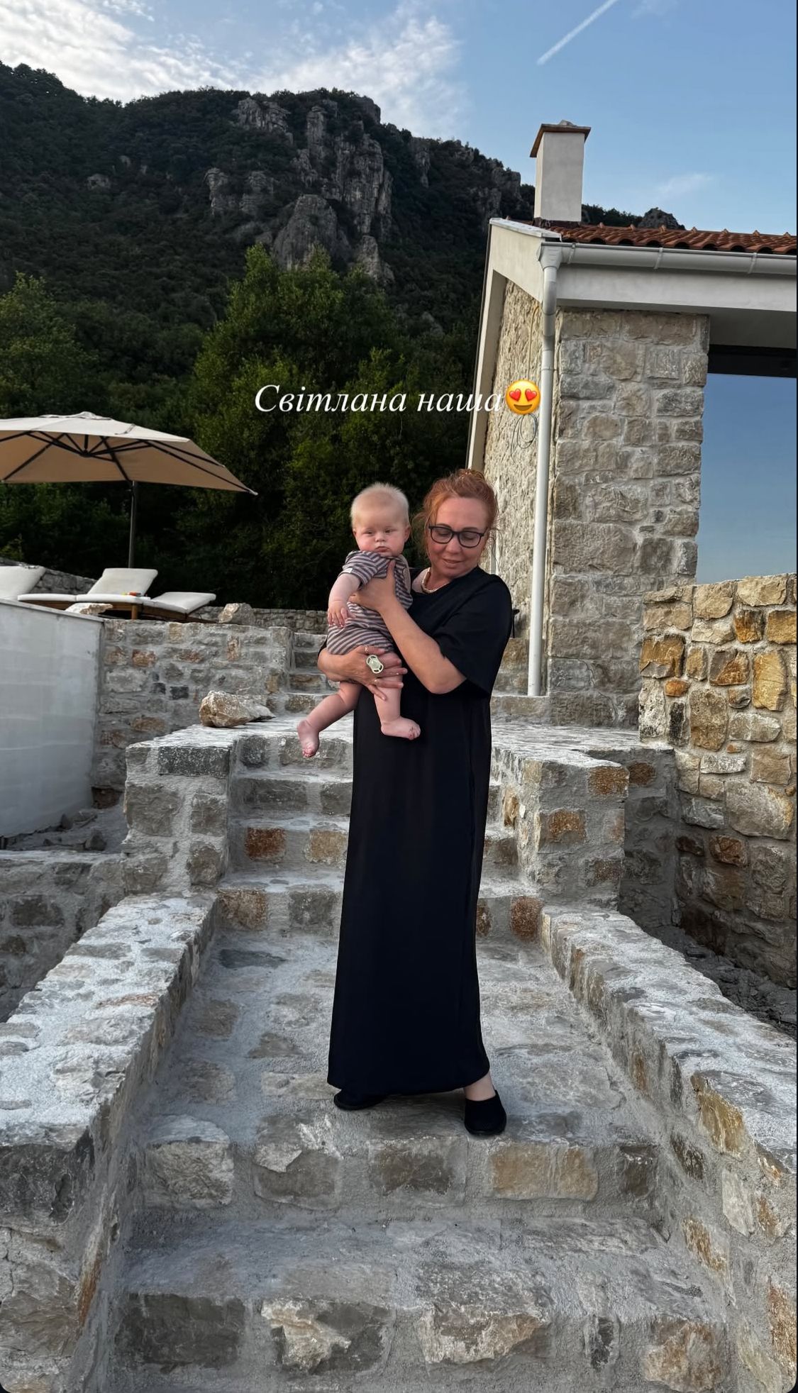 Екатерина Остапчук показала няню своего сына, которую взяла с собой на отдых - фото 737001