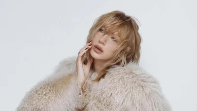 Леся Никитюк показала идеальное утро мамы в декрете: пижама с перышками, грудное молоко и собственный сад