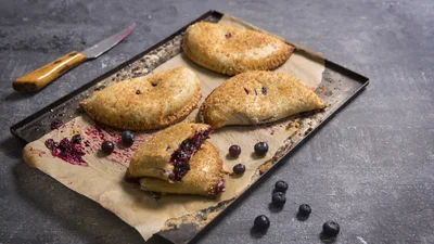 Сирні пиріжки з ягодами – з сюрпризом усередині