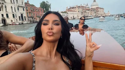 Ким Кардашьян была растрогана до слез на свадьбе Джеффа Безоса и Лорен Санчес: вот самый милый момент