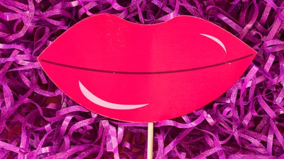 Самые милые поздравления с Днем поцелуев 2025 - особые открытки и короткая проза, чтобы выразить свою любовь