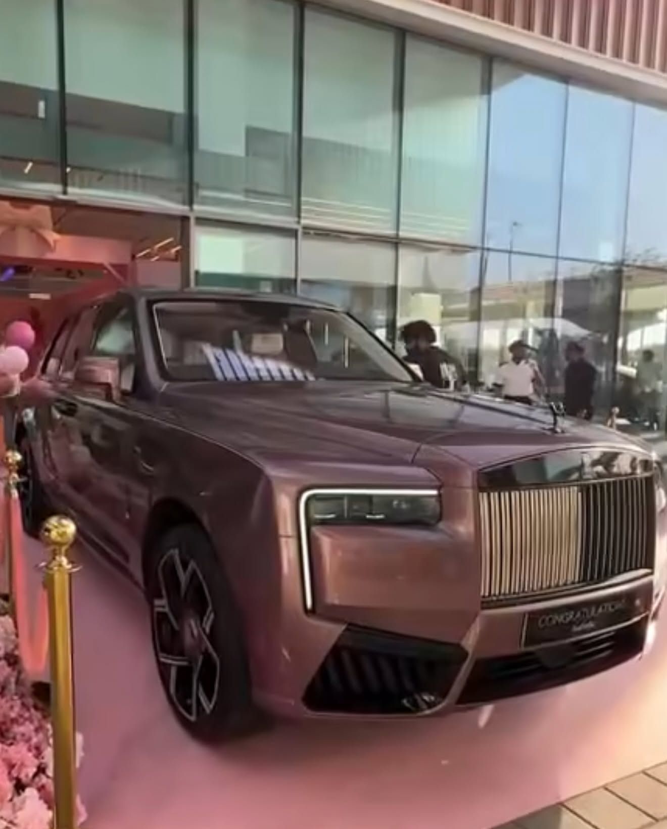 Дубайский миллиардер подарил 1-летней дочери розовый Rolls-Royce за полмиллиона фунтов - 737565 Дубайский миллиардер подарил 1-летней дочери розовый Rolls-Royce за полмиллиона фунтов - фото 737565