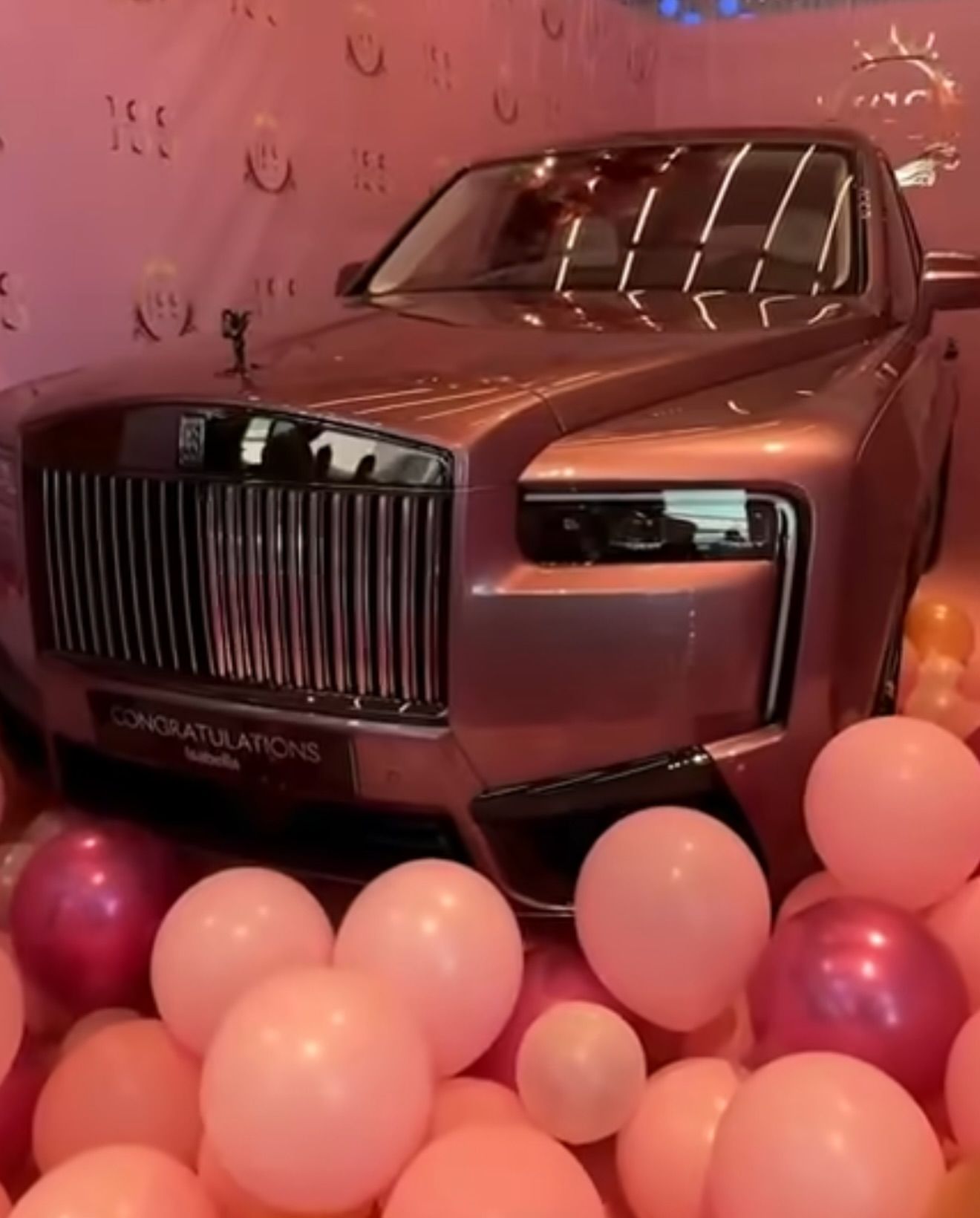 Дубайский миллиардер подарил 1-летней дочери розовый Rolls-Royce за полмиллиона фунтов - 737568 Дубайский миллиардер подарил 1-летней дочери розовый Rolls-Royce за полмиллиона фунтов - фото 737568
