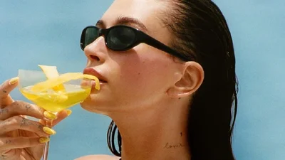 Гейлі Бібер задала новий тренд: яскравий горошковий манікюр на літо 2025